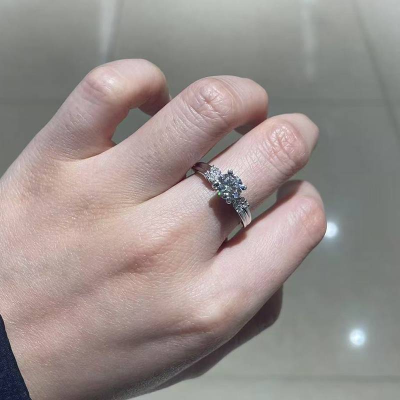 轻奢四爪女戒S925银镀白金定制选款主石莫桑钻1.0ct/副石高碳钻